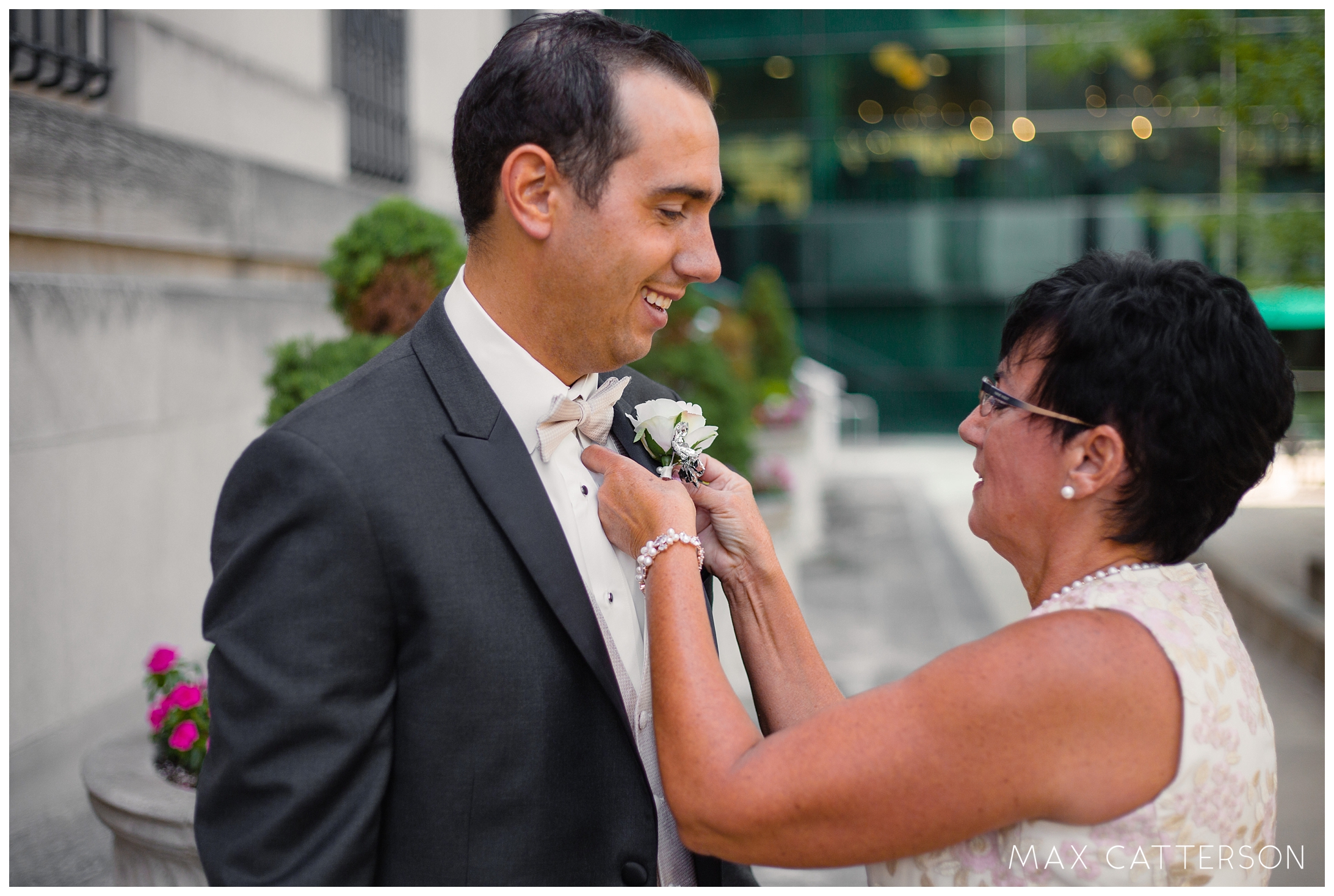 mother of groom pinning boutineer